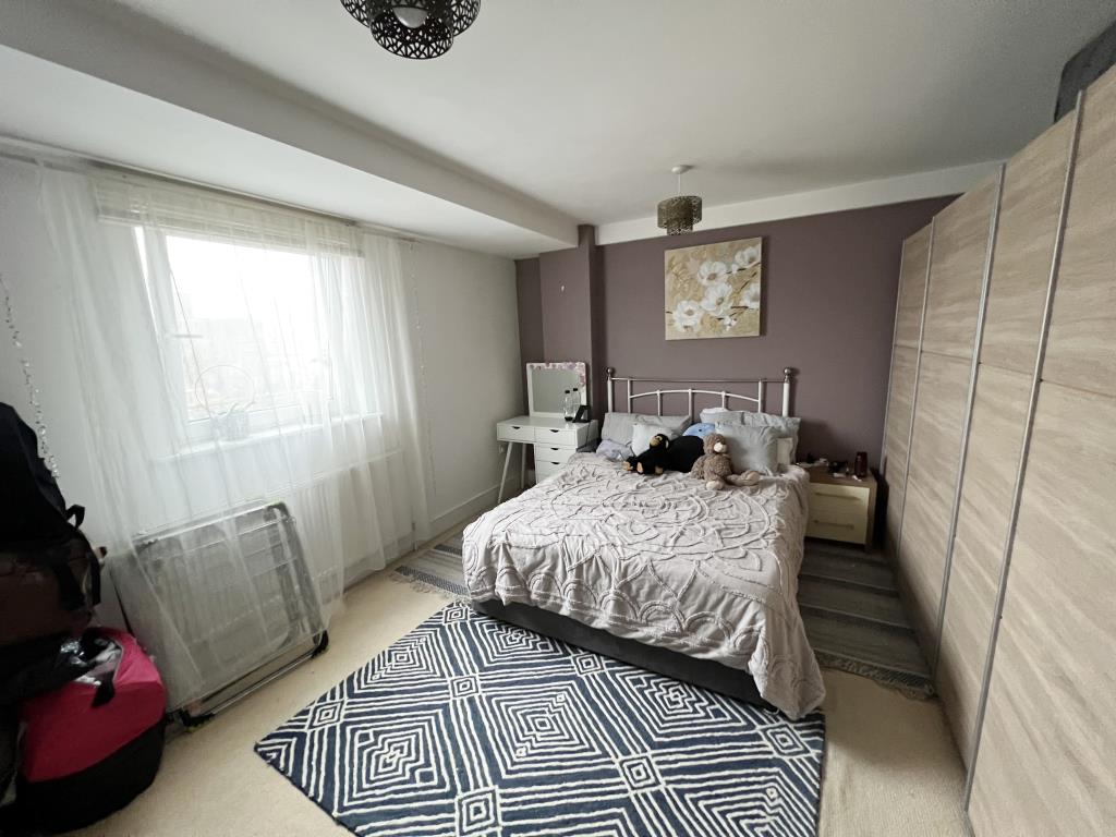 Lot: 28 - TWO-BEDROOM CITY CENTRE FLAT - 